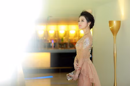 A hau Huyen My mac xuyen thau, deo dong ho tram trieu du su kien - Anh 8