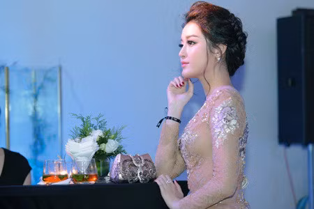 A hau Huyen My mac xuyen thau, deo dong ho tram trieu du su kien - Anh 6