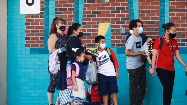 Trẻ em ở Mỹ được phụ huynh cho tới trường.