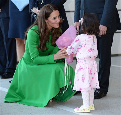 Vay lien mau xanh thanh lich nhu cong nuong Kate Middleton
