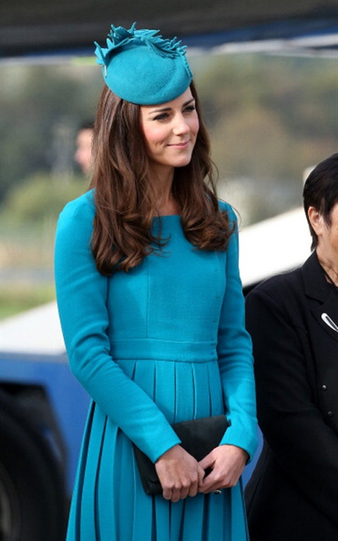 Vay lien mau xanh thanh lich nhu cong nuong Kate Middleton