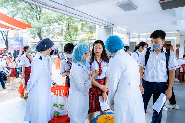 Các em học sinh được thăm khám và tư vấn về chăm sóc Nha – Mắt tại chương trình.