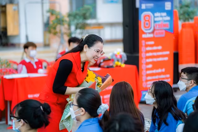 ThS Trần Thúy Trâm Quyên, Phó Hiệu trưởng HIU trò chuyện cùng các em học sinh THPT Ngô Quyền.