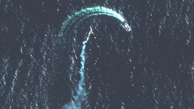 Một chiếc thuyền của Nga được cho là đang di chuyển để tránh tên lửa.