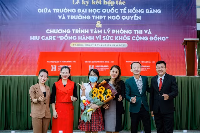 Tiến sĩ Tâm lý Huỳnh Anh Bình (đứng thứ 2 từ bên phải qua) cùng ThS Trâm Quyên và các đại biểu trong buổi giao lưu chia sẻ với các em học sinh.