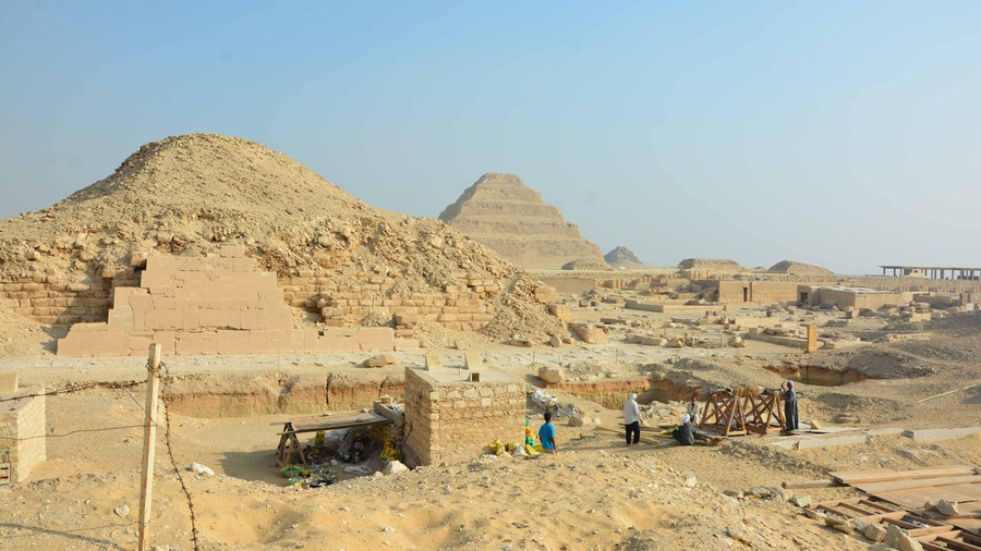 Khu vực khai quật Dự án Lăng mộ Saqqara Saite nhìn ra kim tự tháp Unas và kim tự tháp bậc thang Djoser.