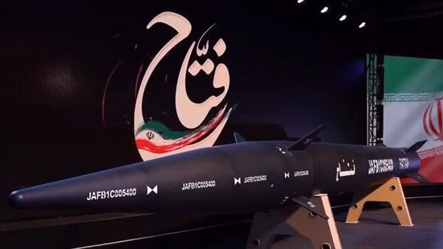 Tên lửa siêu thanh Fattah của Iran trong buổi lễ ra mắt ở Tehran vào ngày 6/6.