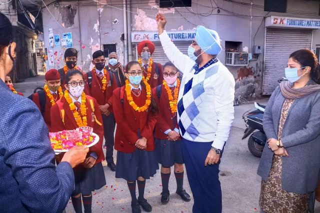 Học sinh được chào đón quay lại trường ở Patna khi các trường mở cửa trở lại.