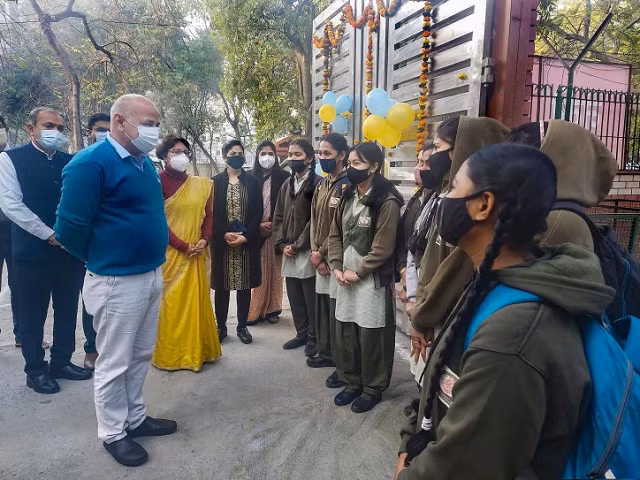 Phó Thủ hiến Delhi Manish Sisodia giao lưu với học sinh sau khi mở cửa trường học trở lại.
