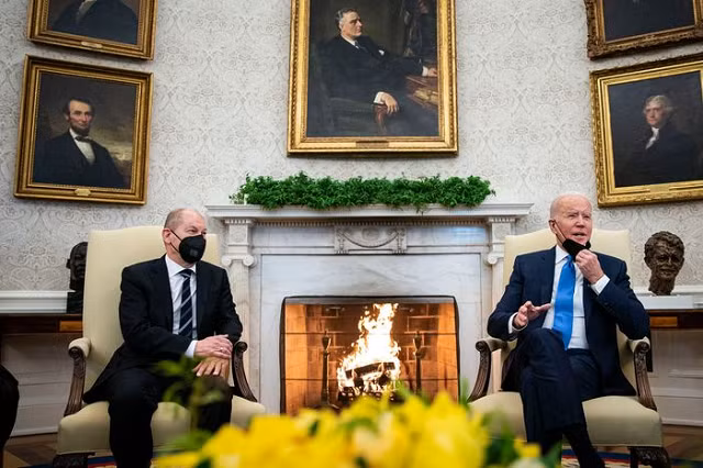 Tổng thống Mỹ Joe Biden và Thủ tướng Đức Olaf Scholz (trái).