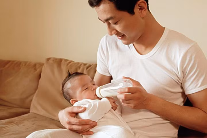 10 mẹo giúp mẹ rèn cho bé thói quen bú bình nhanh chóng và hiệu quả