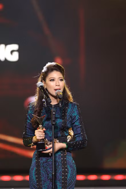 Ho Van Cuong vuot mat Son Tung gianh giai Ca si an tuong VTV Awards 2016 - Anh 3