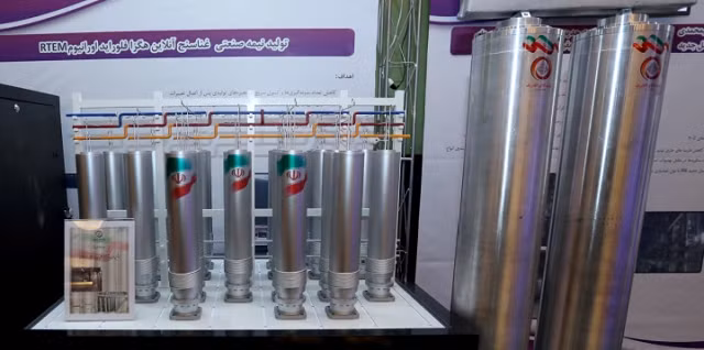Một số máy ly tâm thế hệ mới của Iran được trưng bày trong Ngày Năng lượng Hạt nhân Quốc gia của Iran tại Tehran, Iran ngày 10 tháng 4 năm 2021.