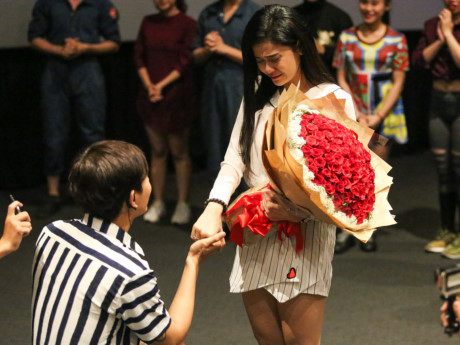Trương Quỳnh Anh khóc nức nở khi Tim cầu hôn ở rạp phim - Ảnh 7 Truong Quynh Anh khoc nuc no khi Tim cau hon o rap phim - Anh 7