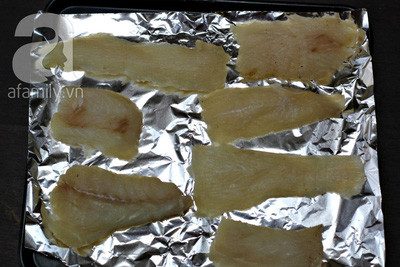 Cho khô cái vào lò nướng sơ.