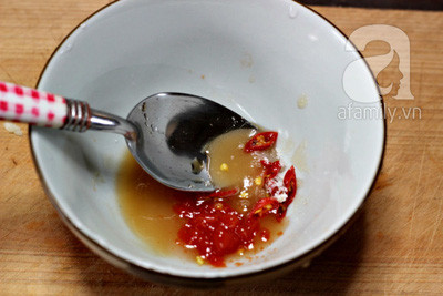Cho nước mắm, đường, tương ớt vào 1 cái chén, quậy đều