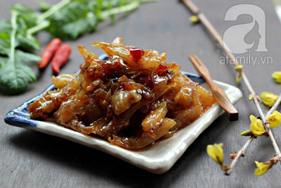 Nấu liu riu rồi cho khô cá vào ngào, đến khi đường bám đều vào khô và nước cạn thì tắt bếp. Cho ra dĩa và dùng.