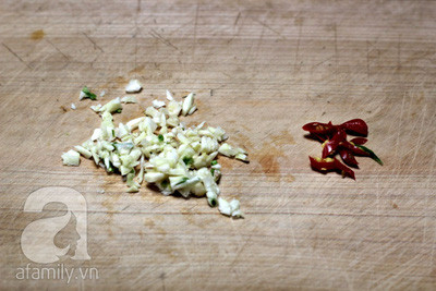 Tỏi băm nhỏ, ớt trá cắt nhỏ.