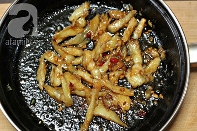 Bắc chảo lên bếp, cho vào chảo 2 muỗng canh dầu ăn, cho tỏi vào phi cho thơm rồi cho chén nước mắm đã quậy vào.