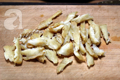 Xé nhỏ khô ra thành những miếng vừa ăn