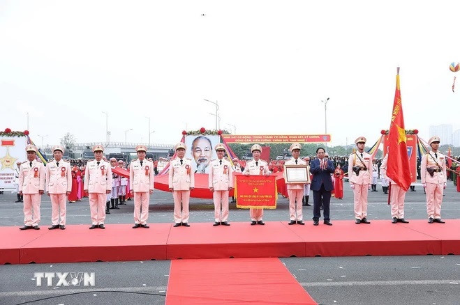 Thủ tướng Phạm Minh Chính trao danh hiệu Anh hùng Lực lượng Vũ trang Nhân dân lần thứ 2 cho lực lượng Cảnh sát Cơ động. (Ảnh: Dương Giang/TTXVN) Thủ tướng Phạm Minh Chính trao danh hiệu Anh hùng Lực lượng Vũ trang Nhân dân lần thứ 2 cho lực lượng Cảnh sát Cơ động. (Ảnh: Dương Giang/TTXVN)