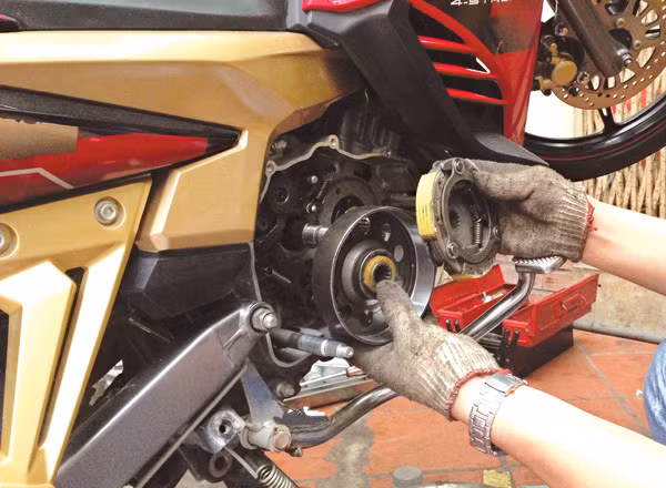 Thay dầu máy định kỳ đạt chuẩn, dùng số hợp lý để bộ ly hợp hoạt động tốt