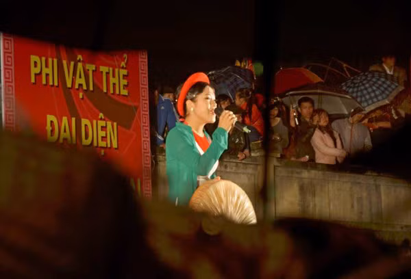 Hàng ngàn người đội mưa xem hát quan họ ở Hội Lim