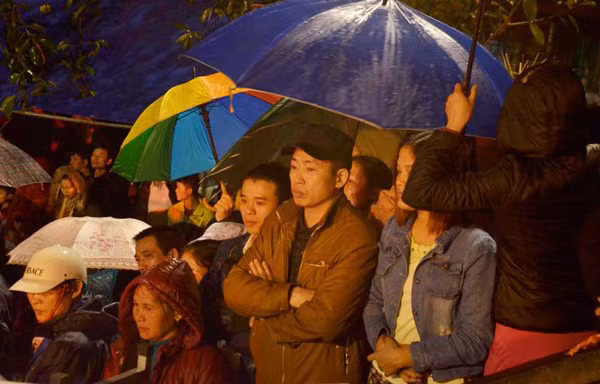 Hàng ngàn người đội mưa xem hát quan họ ở Hội Lim