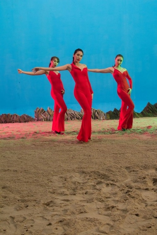 Thủy Tiên nóng bỏng nhảy trên nước, cát - Ảnh 3 Thủy Tiên nóng bỏng nhảy trên nước, cát - Ảnh 3