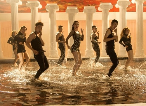 Thủy Tiên nóng bỏng nhảy trên nước, cát - Ảnh 2 Thủy Tiên nóng bỏng nhảy trên nước, cát - Ảnh 2