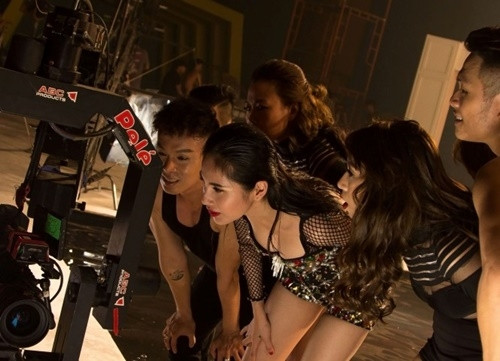 Thủy Tiên nóng bỏng nhảy trên nước, cát - Ảnh 5 Thủy Tiên nóng bỏng nhảy trên nước, cát - Ảnh 5