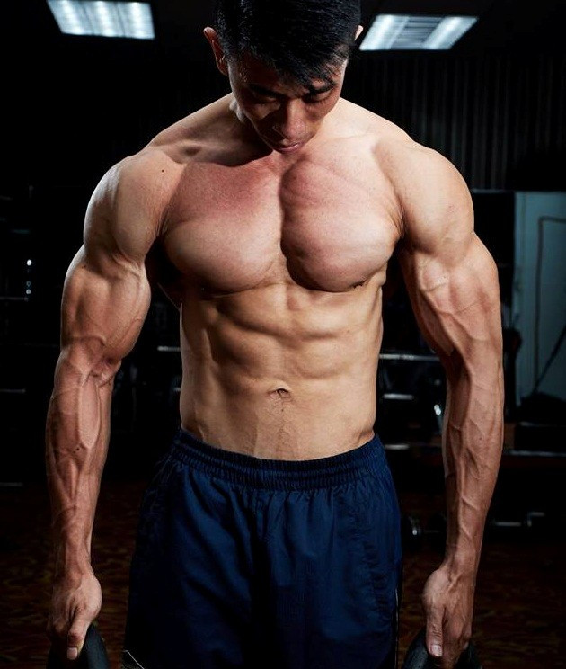 9X tăng 20 kg vẫn sở hữu cơ bụng 6 múi