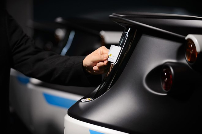 Một nhân viên của Park24 dùng chìa khóa thẻ để mở cửa xe hơi (ảnh: Bloomberg) Một nhân viên của Park24 dùng chìa khóa thẻ để mở cửa xe hơi (ảnh: Bloomberg)