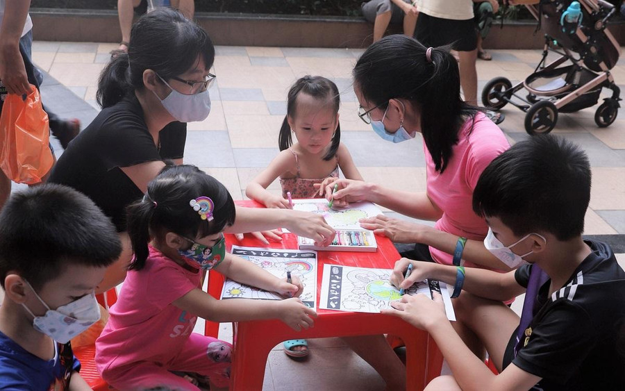 Các bậc phụ huynh hướng dẫn các bé tô màu và trang trí tranh vận động bảo vệ môi trường Các bậc phụ huynh hướng dẫn các bé tô màu và trang trí tranh vận động bảo vệ môi trường