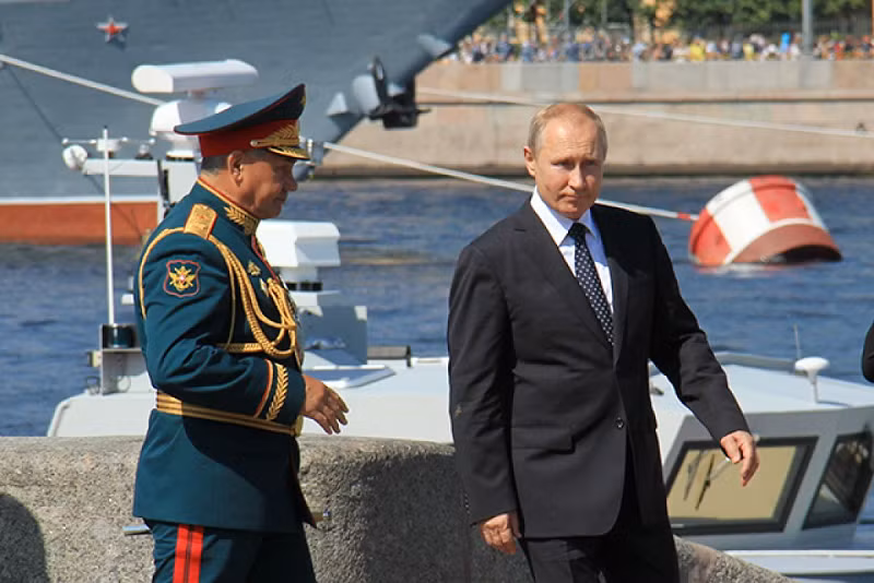 Tổng thống Nga Putin (phải).