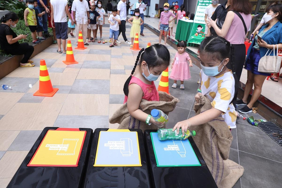 Nhiều em nhỏ hào hứng tham gia trò chơi vận động: vượt chướng ngại vật thảy chai lọ vào rổ Nhiều em nhỏ hào hứng tham gia trò chơi vận động: vượt chướng ngại vật thảy chai lọ vào rổ