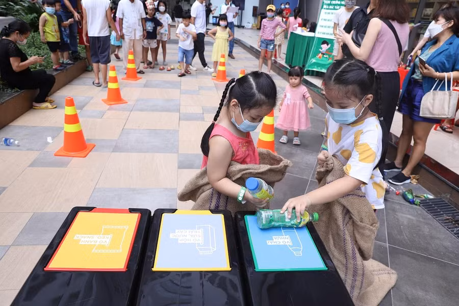 Nhiều em nhỏ hào hứng tham gia trò chơi vận động: vượt chướng ngại vật thảy chai lọ vào rổ