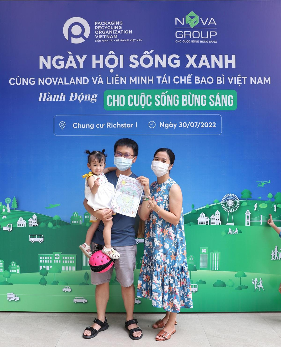 Gia đình chị Kim Chi hào hứng “khoe” thành phẩm của con gái sau khi tham gia hoạt động vẽ tranh bảo vệ môi trường Gia đình chị Kim Chi hào hứng “khoe” thành phẩm của con gái sau khi tham gia hoạt động vẽ tranh bảo vệ môi trường