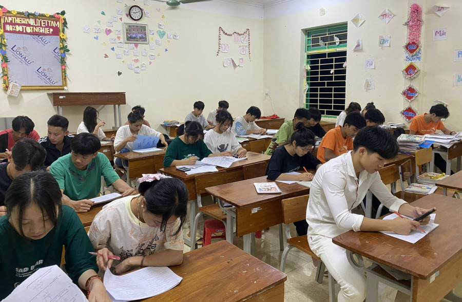 Học sinh lớp 12, Trường THCS - THPT Quyết Tiến tự ôn trên lớp vào buổi tối.