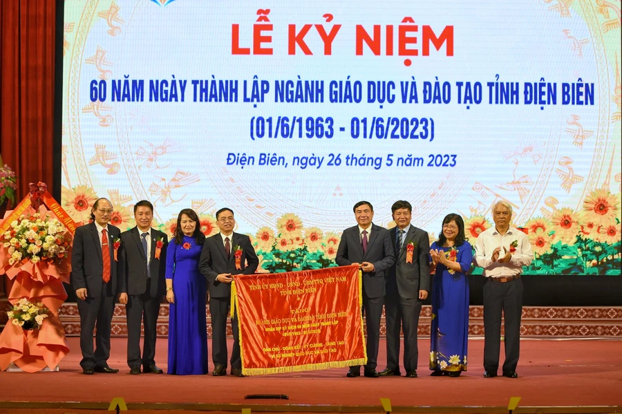 Tỉnh ủy, HĐND, UBND, Ủy ban MTTQ tỉnh Điện Biên trao tặng ngành Giáo dục địa phương Bức trướng với nội dung “Dân chủ - Đoàn kết - Kỷ cương - Sáng tạo vì sự nghiệp phát triển GD&ĐT”.