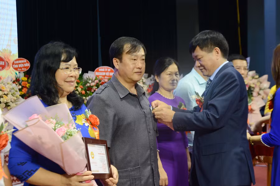 Thừa ủy quyền của Bộ trưởng Bộ GD&amp;ĐT, ông Lê Thành Đô, Chủ tịch UBND tỉnh Điện Biên trao Kỷ niệm chương “Vì sự nghiệp giáo dục” cho các cá nhân.