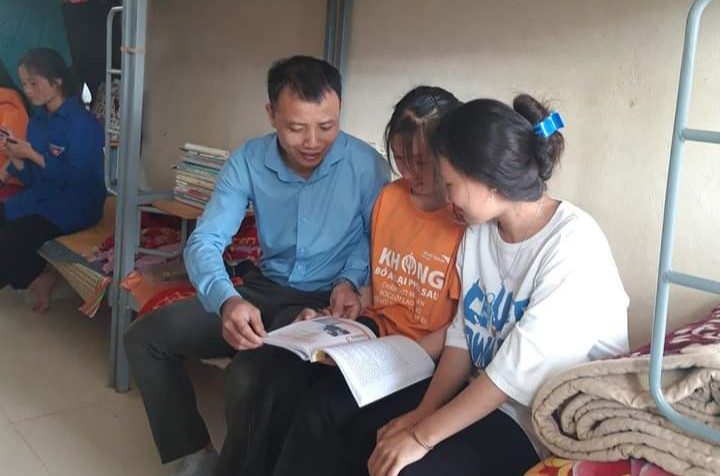 Thầy giáo Bùi Duy Hưng nắm bắt, hỗ trợ học sinh nội trú học tập, ôn luyện ngoài giờ.