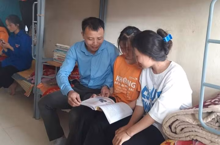 Thầy giáo Bùi Duy Hưng nắm bắt, hỗ trợ học sinh nội trú học tập, ôn luyện ngoài giờ.