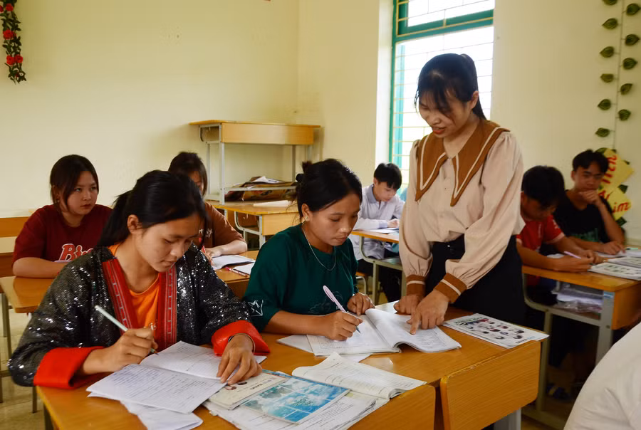 Giáo viên Trường THCS - THPT Quyết Tiến hướng dẫn học sinh lớp 12 ôn tập.