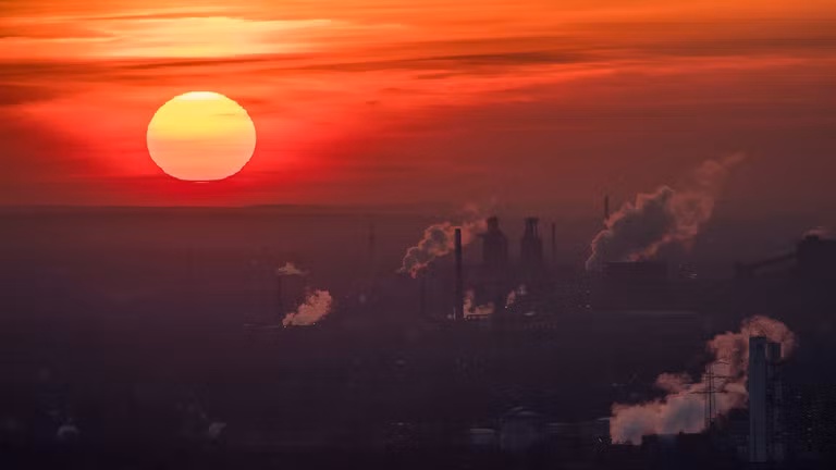 Hơi nước và sức tàn bốc lên từ các công ty khác nhau vào một ngày mùa đông lạnh giá 6/1/2017 tại Oberhausen, Đức. (Ảnh: Getty Images)