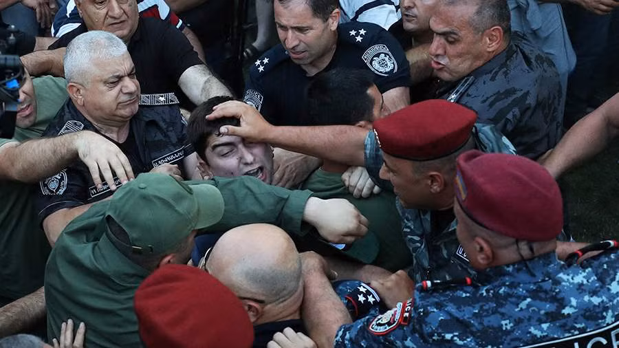 Biểu tình ở Armenia. Ảnh: REUTERS.