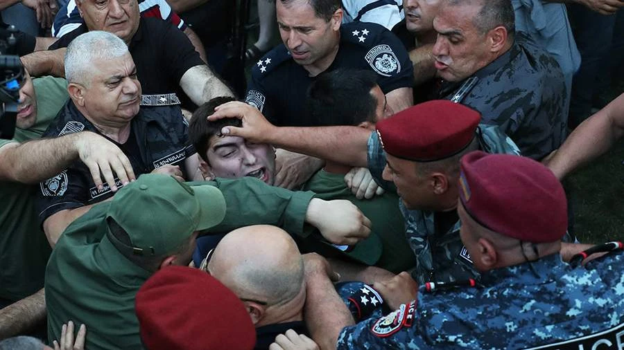 Biểu tình ở Armenia. Ảnh: REUTERS.