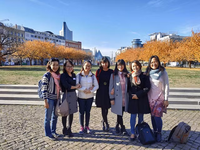 Chị Minh Châu (bìa phải) cùng một số du học sinh Việt Nam tại Đức - Ảnh: M.C.