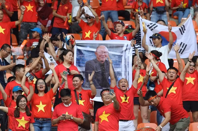 Người hâm mộ cầm ảnh HLV Park Hang-seo.