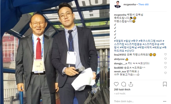 Người dẫn chương trình Hwang Geon Ha khoe ảnh chụp cùng HLV trường đội tuyển bóng đá Việt Nam. Ảnh chụp màn hình instagram nhân vật. Người dẫn chương trình Hwang Geon Ha khoe ảnh chụp cùng HLV trường đội tuyển bóng đá Việt Nam. Ảnh chụp màn hình instagram nhân vật.